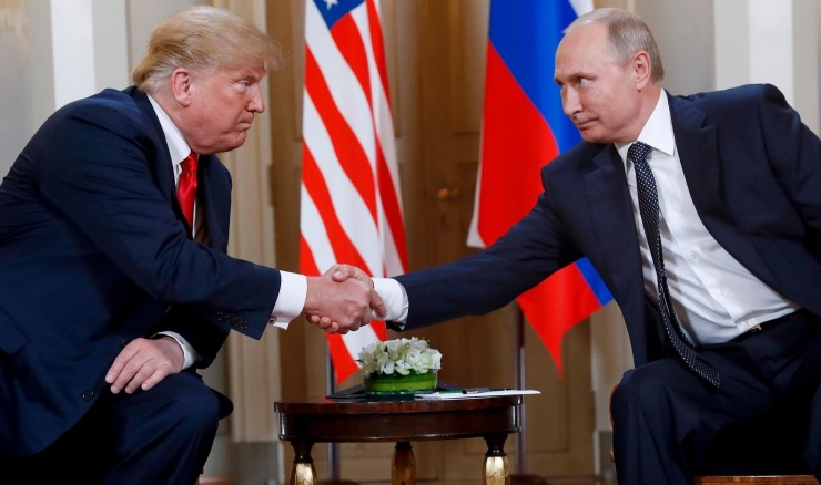 Hình ảnh ghi lại cuộc gặp gỡ giữa ông Trump và Putin trong quá khứ.