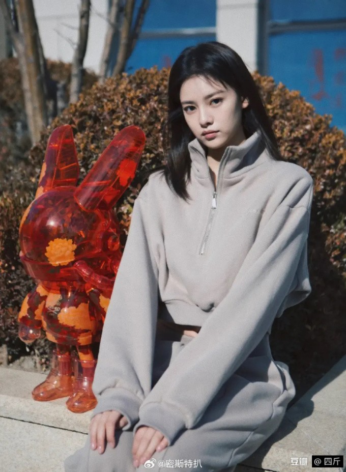 Nhan sắc cô gái bị đồn là tình mới của Hoàng Cảnh Du. Ảnh: Weibo