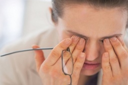 Mắt nhìn mờ là một trong những dấu hiệu tiềm ẩn của đột quỵ