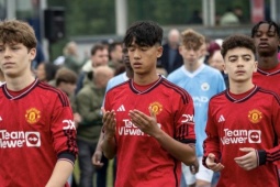 Tài năng trẻ gốc Việt Jariyah Shah gây sốt trong màu áo Man United