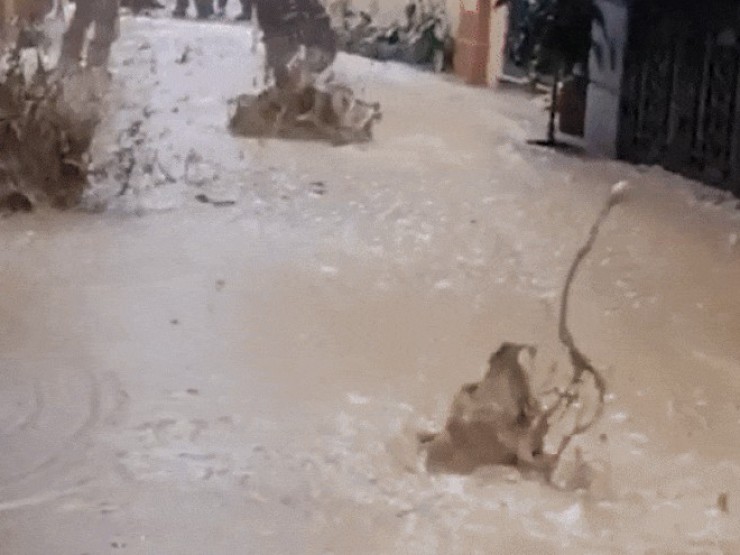 “Suối“ bùn đất vẫn phun trào giữa khu dân cư nội đô Hà Nội, chủ đầu tư xin lỗi