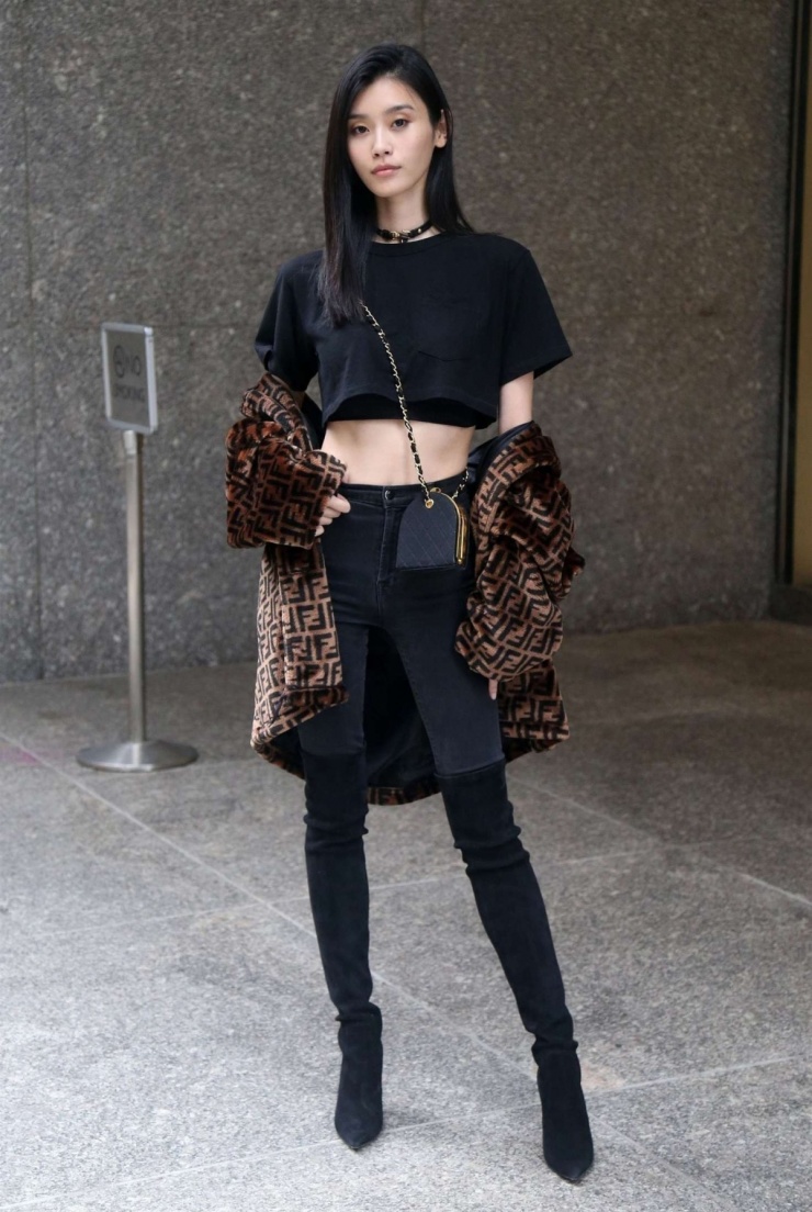 Trên đường phố New York, Hề Mộng Dao tôn dáng với kiểu quần skinny jeans, crop top khoe eo thon, áo khoác nhung Fendi. Ảnh: Instagram Mingxi