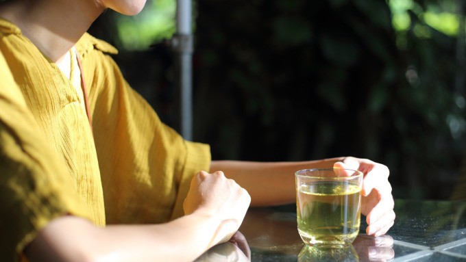 Trà xanh còn giúp giảm cảm giác ngấy sau khi ăn đồng thời giải quyết tình trạng đầy hơi, khó chịu trong đường ruột.