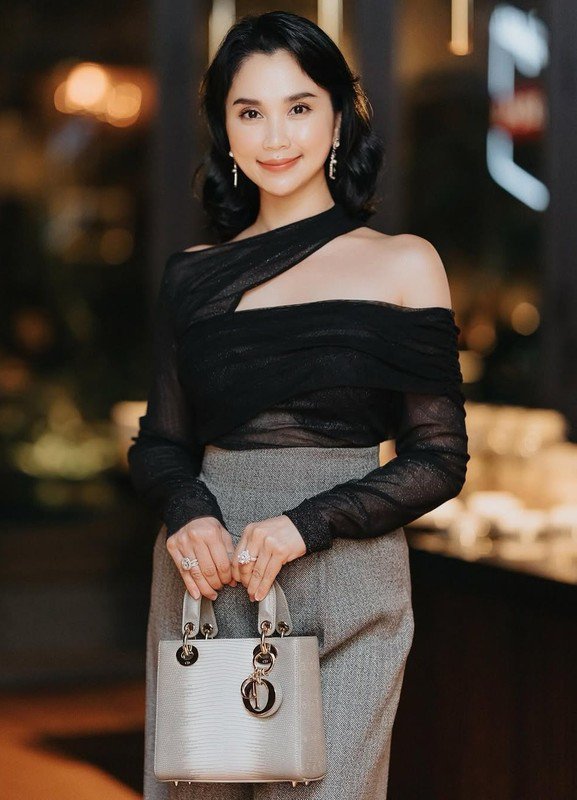 Nhan sắc “phú bà bán gạo” chi 65 triệu mỗi tháng nuôi cún cưng - 1