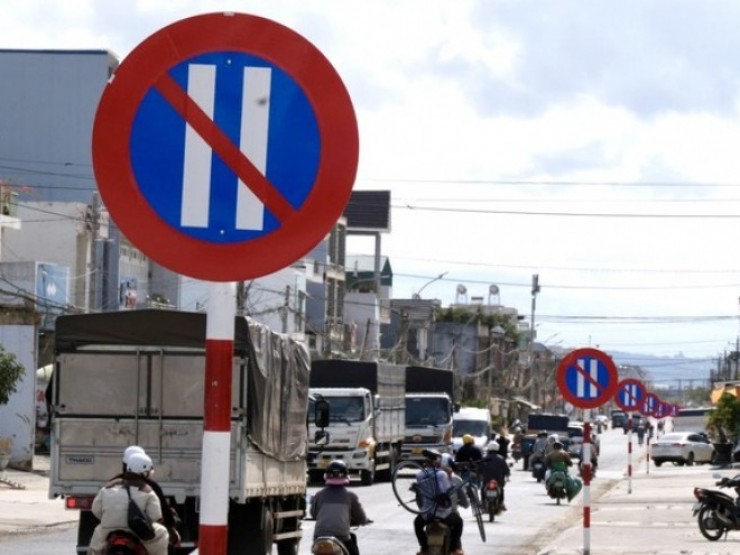 Đoạn đường 1 km có 23 biển cấm đậu xe, Giám đốc Sở GTVT Lâm Đồng nói gì?