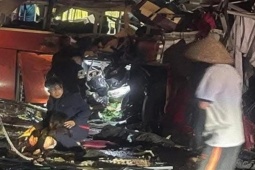 Hiện trường vụ tai nạn giữa xe khách và xe đầu kéo khiến 6 người tử vong