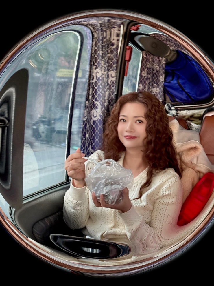 Nhan sắc khác lạ của nữ diễn viên 'Phía trước là bầu trời' - 5