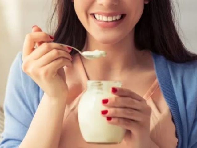 Điều gì xảy ra nếu thường xuyên ăn sữa chua buổi tối?