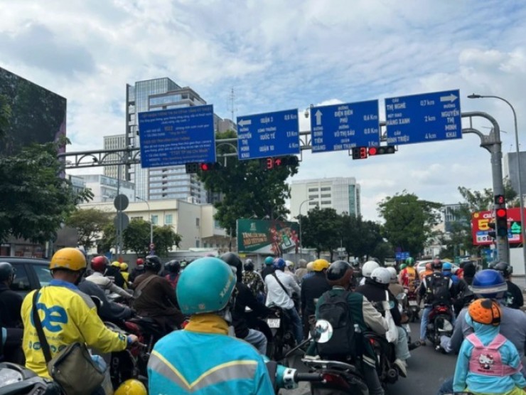 Hiểu rõ các trường hợp có thể bị xử phạt vì chắn lối rẽ phải khi dừng đèn đỏ