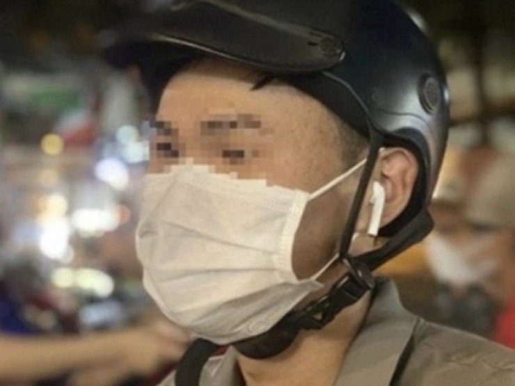 Đi xe máy đeo tai nghe có thể bị phạt đến 14 triệu đồng