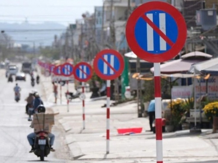 Vụ 23 biển báo cấm đậu xe ngày chẵn trên 1km đường: Không tháo bớt biển báo