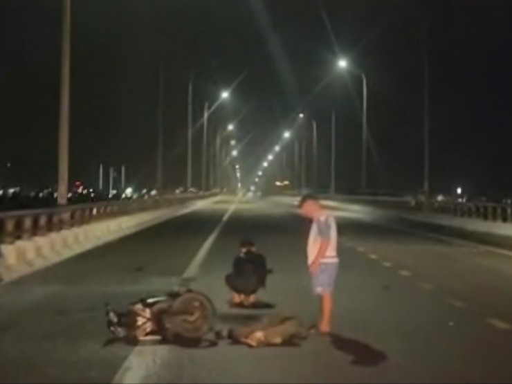 Giúp người gặp nạn trên đường, người phụ nữ bị xe máy tông tử vong