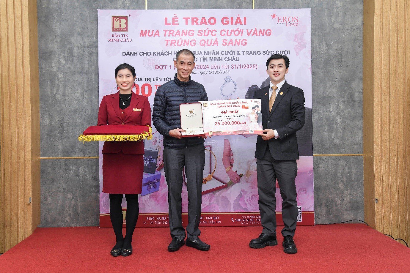 Khách hàng may mắn đã nhận được phần thưởng giá trị, đánh dấu khoảnh khắc đáng nhớ trong chương trình khuyến mại của BTMC.