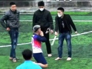 An ninh - Xã hội - Nhóm thanh niên cầm kiếm lao vào sân bóng đe dọa, bắt cầu thủ quỳ gối