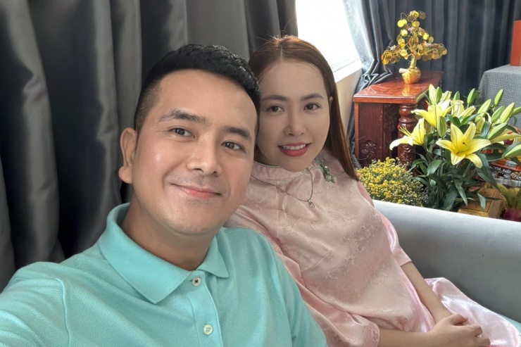 Hùng Thuận nói anh thích vẻ đẹp 'nhìn thấy cưng' của người yêu. Dù vậy, diễn viên khá kín tiếng về chuyện tình cảm. Ngoài xác nhận đang hẹn hò, anh chưa hé lộ thêm thông tin về 'một nửa'. Hùng Thuận nói anh đang 'lên deal' để tìm ngày 'chốt đơn' với Tuệ Tâm.