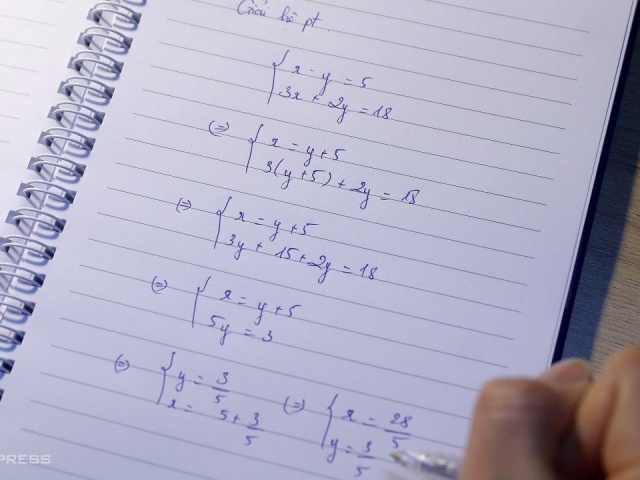 Bối rối vì bỏ dấu “suy ra“, “tương đương“ trong môn Toán lớp 9