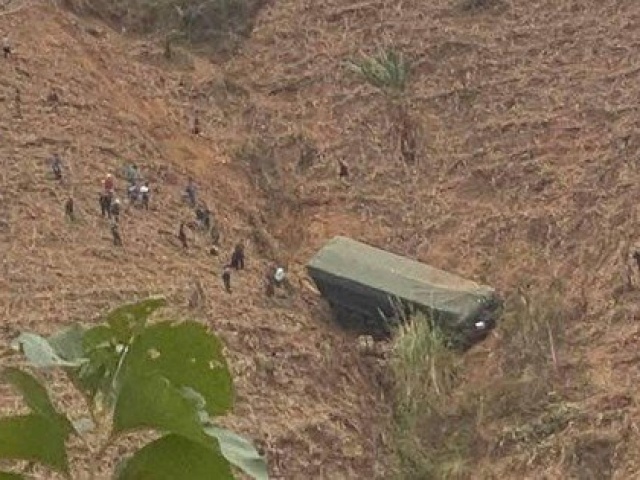 Xe đầu kéo lao xuống vực sâu, 2 người tử vong
