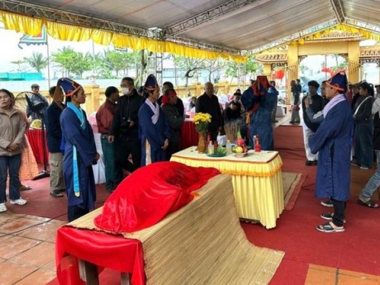 Đang làm lễ hội cầu ngư, ngư dân Đà Nẵng phát hiện “Ông Chun“ dạt vào bờ