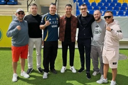 Ronaldo gặp gỡ nhà vô địch quyền Anh, bất ngờ bị Benzema  " đá xoáy " 