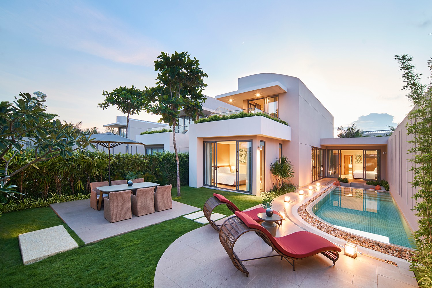 Hồ bơi riêng biệt trong các căn villa ở Ixora Ho Tram by Fusion sẽ khiến chuyến đi của cả nhà đáng nhớ hơn cả