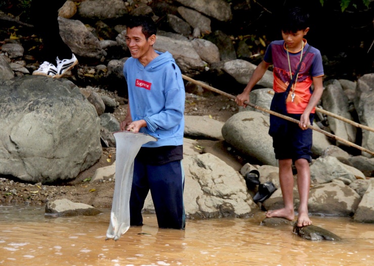 Người Giẻ Triêng 'gây mê' bắt cá bằng cây rừng - 10