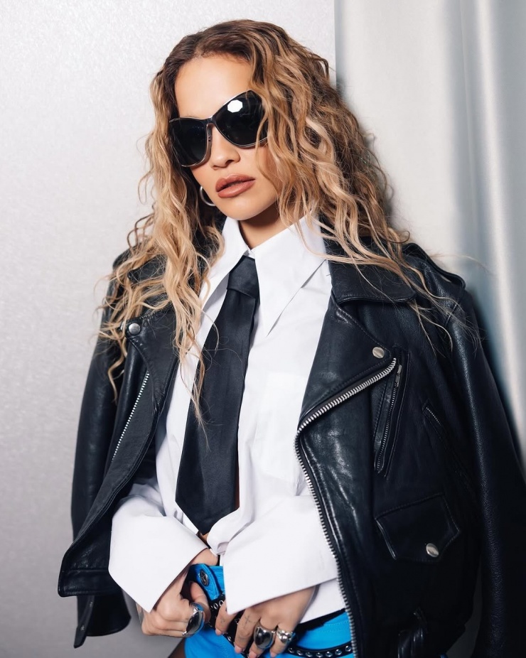 Ca sĩ Rita Ora tạo vẻ ngầu bằng jacket da và thắt lưng đục lỗ. Ảnh: Instagram Rita Ora