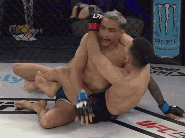 Võ sĩ Nhật tung đòn ‘bẻ thân’ cực hiểm khiến đối thủ xin đầu hàng