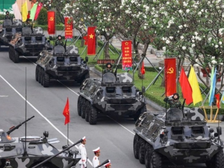 Đoàn thiết giáp lội nước tại lễ ra quân của Bộ Tư lệnh TP HCM