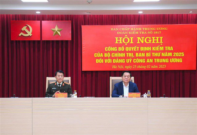&Ocirc;ng Nguy&ecirc;&#771;n Tro&#803;ng Nghi&#771;a (b&ecirc;n ph&#7843;i) - Tr&#432;&#417;&#777;ng Ban Tuy&ecirc;n gia&#769;o va&#768; D&acirc;n v&acirc;&#803;n Trung &#432;&#417;ng, Tr&#432;&#7903;ng &#272;o&agrave;n Ki&#7875;m tra v&agrave; &#272;&#7841;i t&#432;&#7899;ng L&#432;&#417;ng Tam Quang, B&#7897; tr&#432;&#7903;ng B&#7897; C&ocirc;ng an, &#273;&#7891;ng ch&#7911; tr&igrave; h&#7897;i ngh&#7883;.
