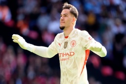 Tin mới nhất bóng đá tối 25/2: Man City chốt người thay Ederson