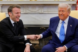 Ông Trump và ông Macron lại bắt tay theo phong cách 'giật và kéo'