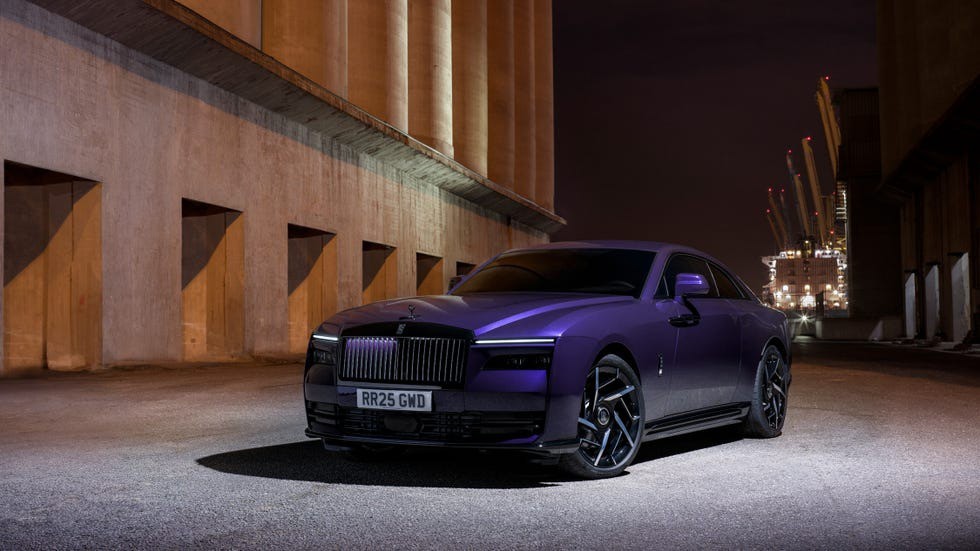 Mẫu xe điện Rolls-Royce Spectre Black Badge.