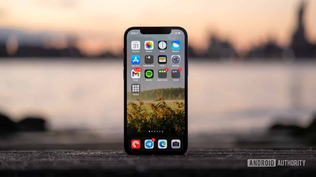 iPhone 12 Pro có màn hình sử dụng tấm nền OLED kích thước 6.1 inch.