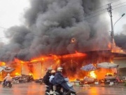 Tin tức trong ngày - Chợ ở Tuyên Quang cháy lớn, huy động nhiều cảnh sát dập lửa