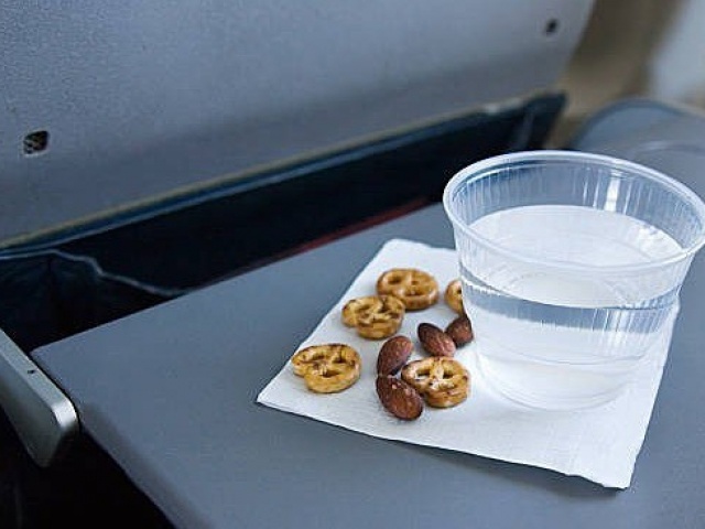 Hãng bay phục vụ hành khách đồ ăn nhẹ đã hết hạn 10 ngày