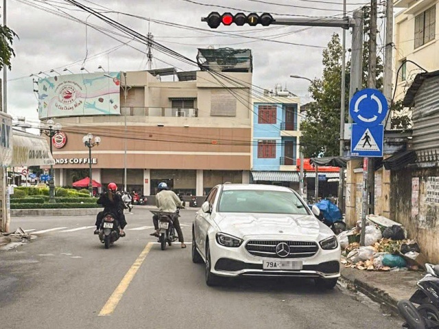 Nữ tài xế đậu xe Mercedes “kì lạ“ ở TP Nha Trang