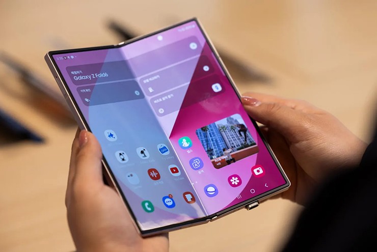 The foldable iPhone will have no creases on the screen.