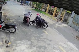 Xe máy - Xe đạp - Clip: Áo chống nắng cuốn vào bánh xe, hai phụ nữ ngã sõng soài giữa đường