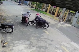 Clip: Áo chống nắng cuốn vào bánh xe, hai phụ nữ ngã sõng soài giữa đường