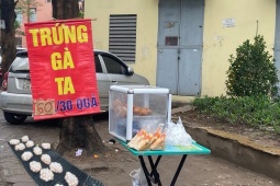 Thị trường - Tiêu dùng - Trứng gà giá siêu rẻ bán tràn vỉa hè, nhìn kỹ vào điểm này để chọn được trứng tươi