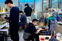 Xếp hàng từ sáng sớm để chờ gia công vàng