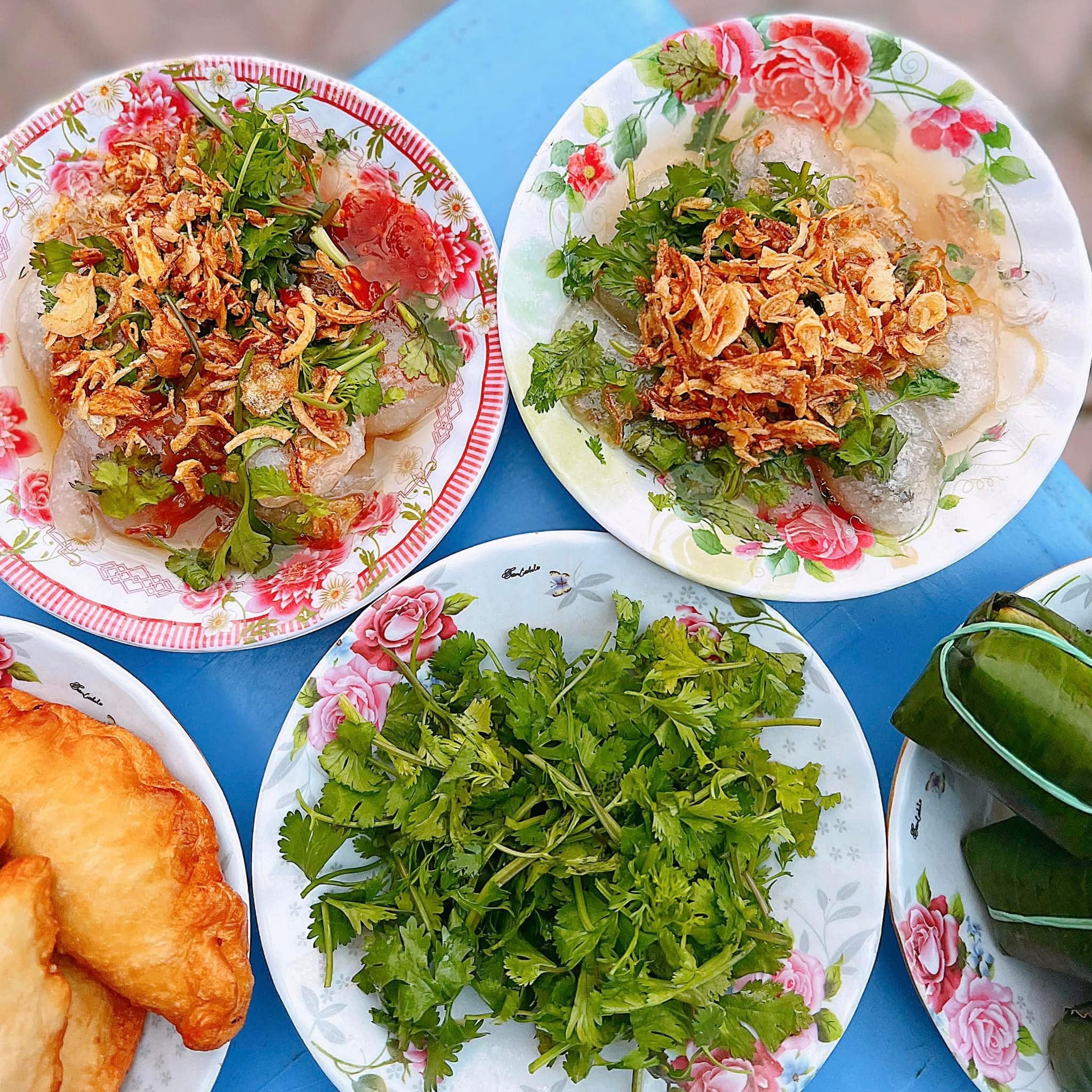 Bánh bèo được thưởng thức cùng với rau mùi, húng quế và hành khô, tạo nên hương vị hấp dẫn cho món ăn này&nbsp;(Ảnh: Vũ Tuấn).