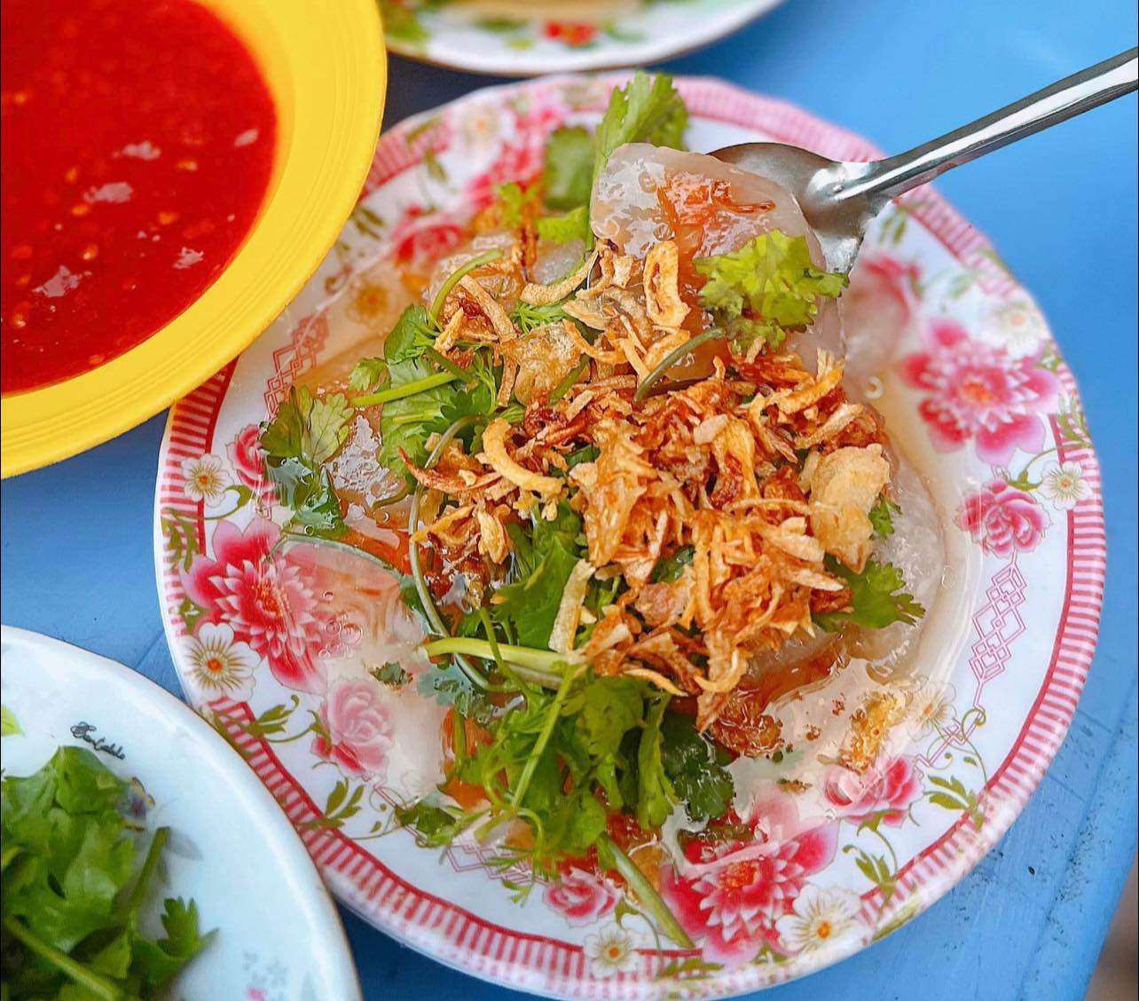 Đĩa bánh bèo đầy đặn chỉ có giá 10 ngàn đồng (Ảnh: Vũ Tuấn).