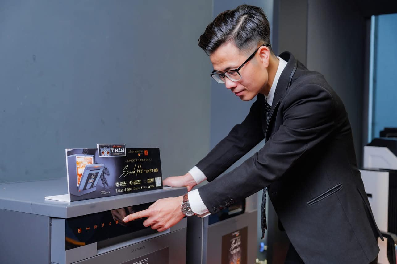 Ông Đồng Minh Cương - Tổng Giám đốc Hoàng Cương Group trải nghiệm sản phẩm Junger