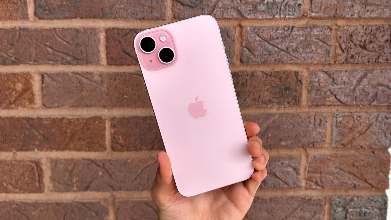 iPhone 15 Plus mang lại cảm giác cầm nắm thoải mái với khung viền nhôm nhẹ.