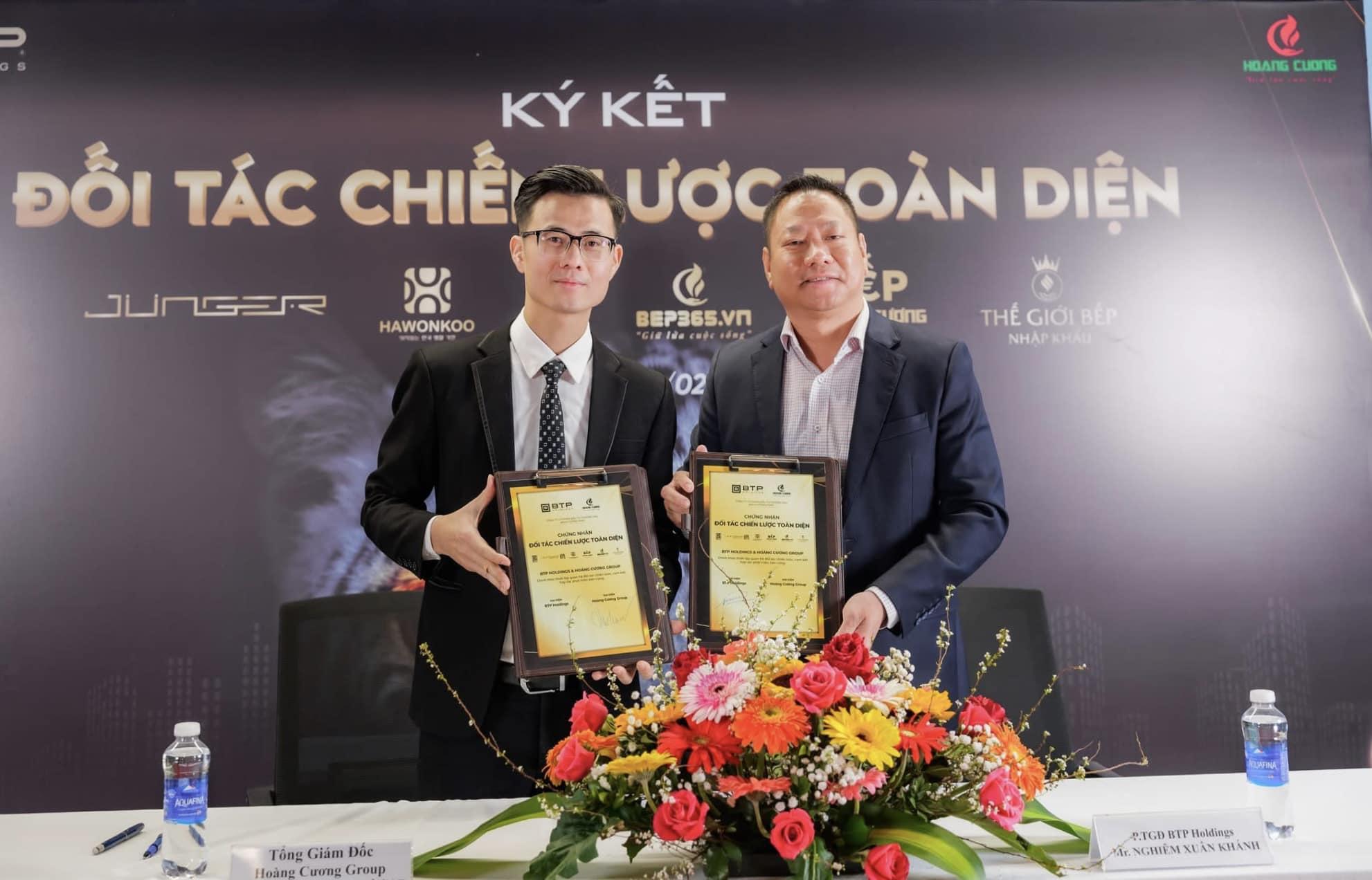 Ông Đồng Minh Cương - Tổng Giám đốc Hoàng Cương Group và ông Nghiêm Xuân Khánh - Phó tổng Giám đốc BTP Holdings tại lễ ký kết