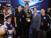 Bóng đá - Quả bóng vàng Tiến Linh được fan nữ xinh săn đón, toát mồ hôi thoát vòng vây CĐV