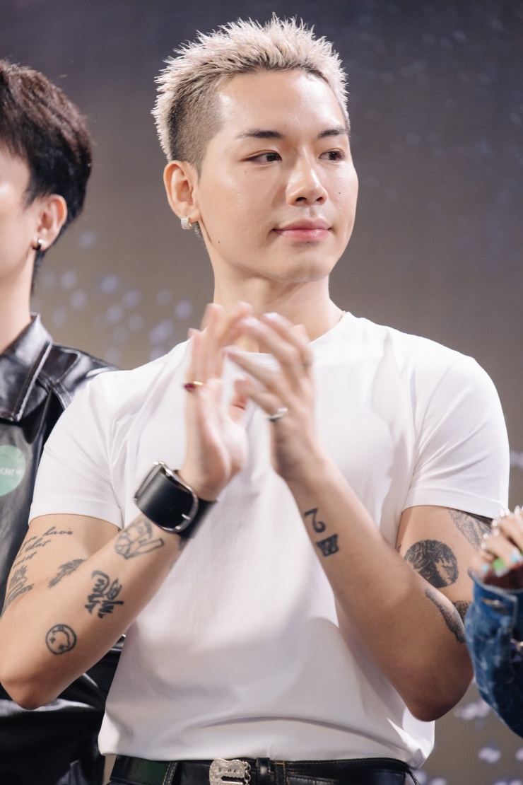 Ngoại hình bụi bặm của Wean Lê tại thảm đỏ có mặt 30 anh trai và dàn nghệ sĩ. Nam rapper thời gian qua được quan tâm nhờ những câu thả thính hài hước, màn tương tác 