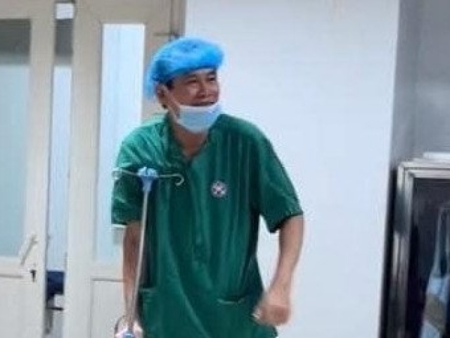 Bức ảnh bác sĩ “chống nạng“ bước ra khỏi phòng mổ chạm trái tim ngàn người