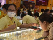 Kinh doanh - Sáng 27-2, bất ngờ chênh lệch giá vàng miếng SJC và thế giới
